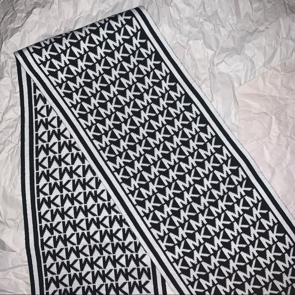 Michael kors scarf - Picture 2 of 5